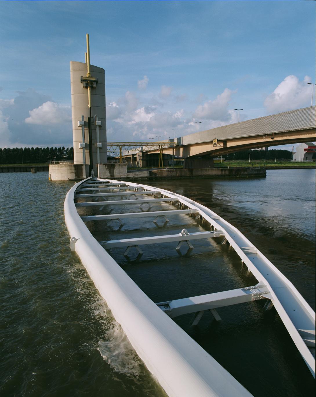 De Hartelkering bij Rotterdam in gesloten stand. Voor het ontwerp en de veiligheidsbeoordeling van dit soort werken zijn aannemelijke scenario's voor de toekomstige zeespiegel noodzakelijk (foto afkomstig van beeldbank Rijkswaterstaat)