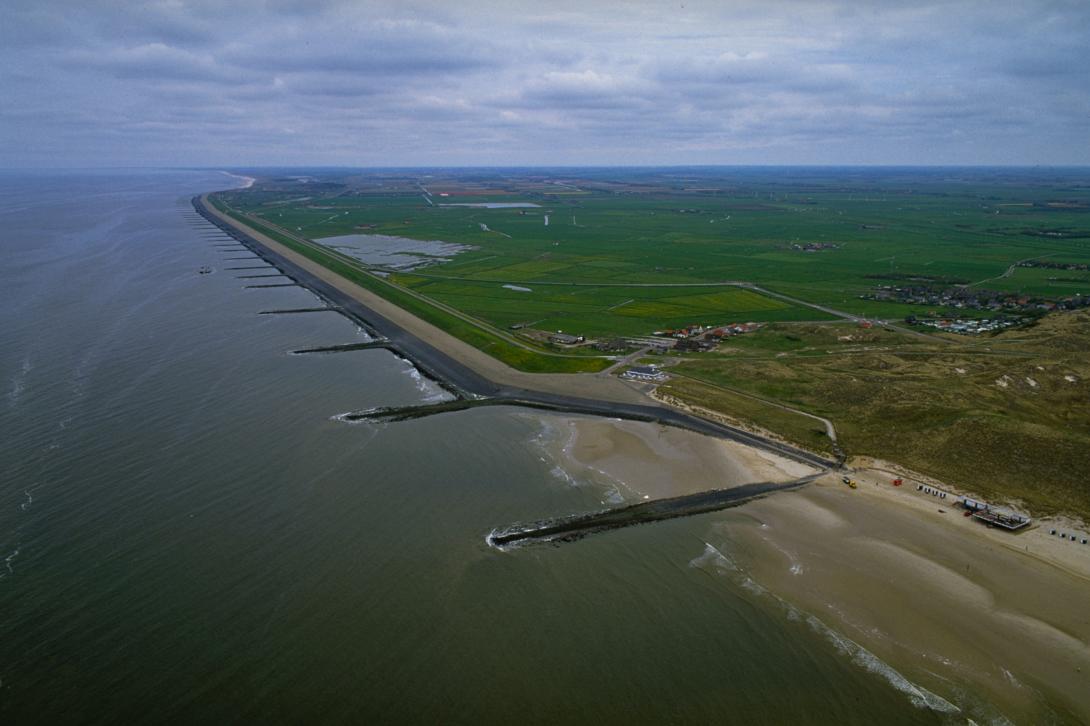 De Hondsbossche zeewering, voor de versterking met zand (Beeldbank RWS)